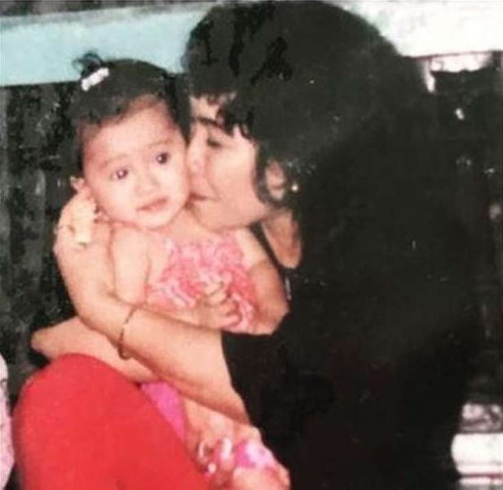 7 Foto Jadul Umi Kalsum Asuh Ayu Ting Ting, Wajahnya Disorot
