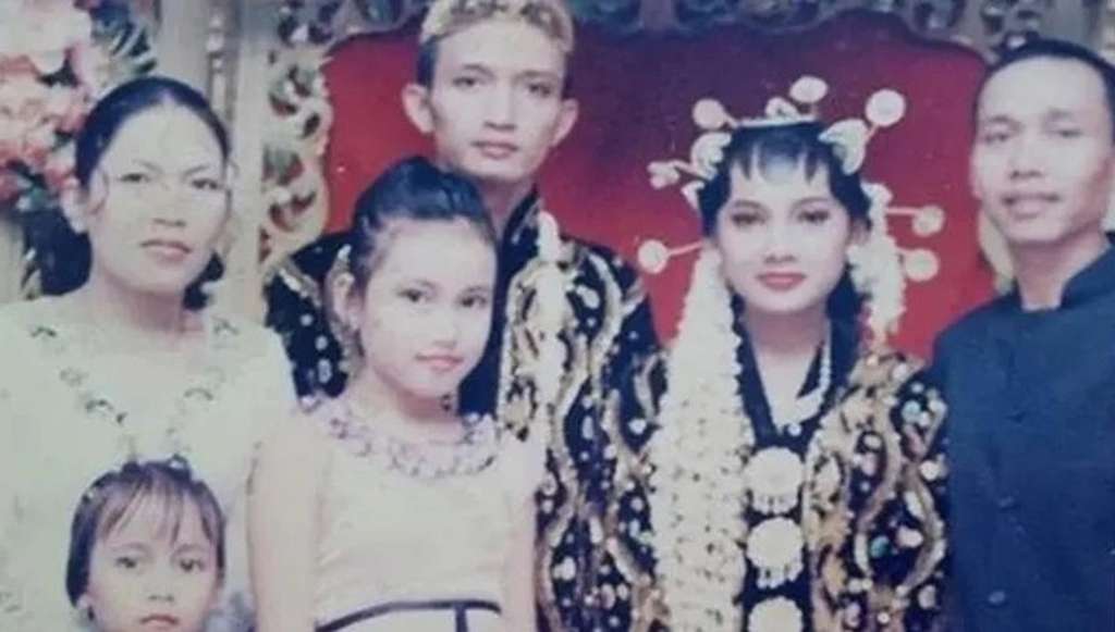 7 Foto Jadul Umi Kalsum Asuh Ayu Ting Ting, Wajahnya Disorot