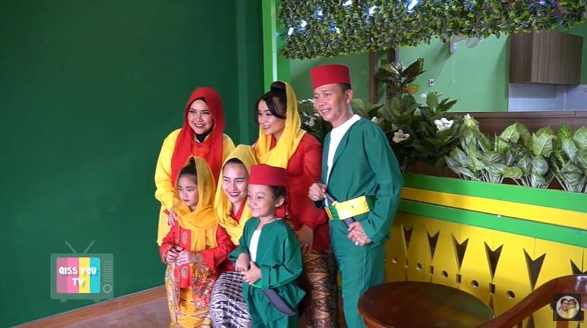 10 Potret Warung Makan Ayah Ayu Ting Ting, Konsep Jadi Omongan