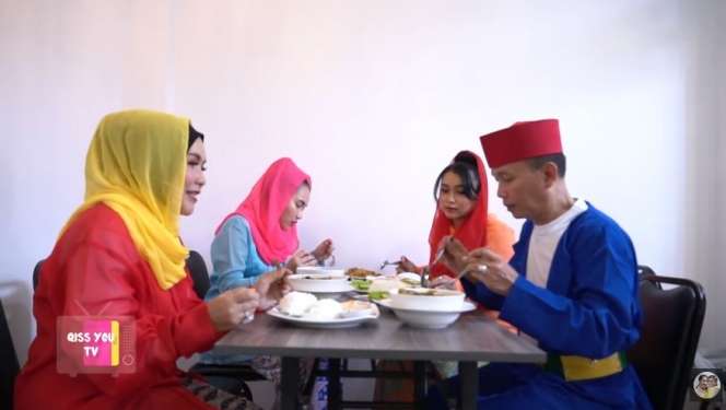 10 Potret Warung Makan Ayah Ayu Ting Ting, Konsep Jadi Omongan