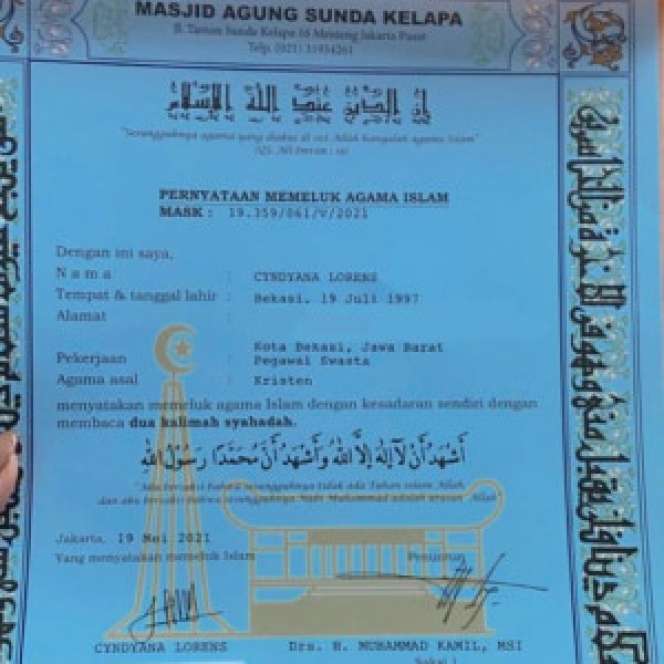 Pesona Cyndyana Lorens, Adik Kriss Hatta yang Baru Jadi Mualaf