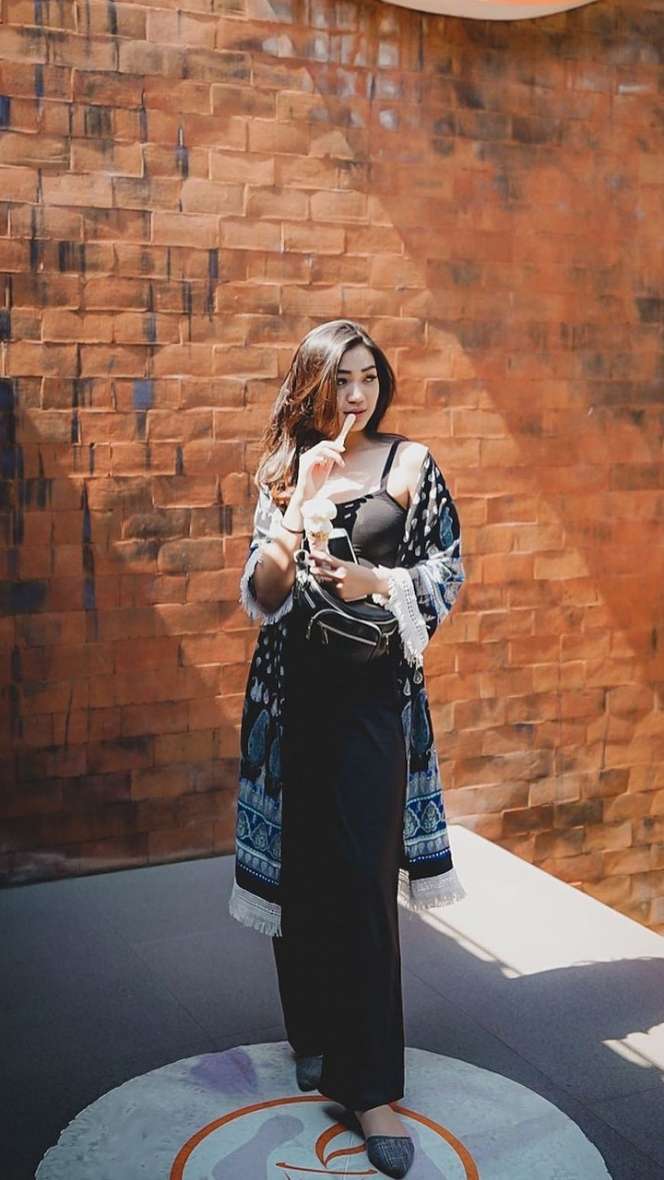 Pesona Cyndyana Lorens, Adik Kriss Hatta yang Baru Jadi Mualaf