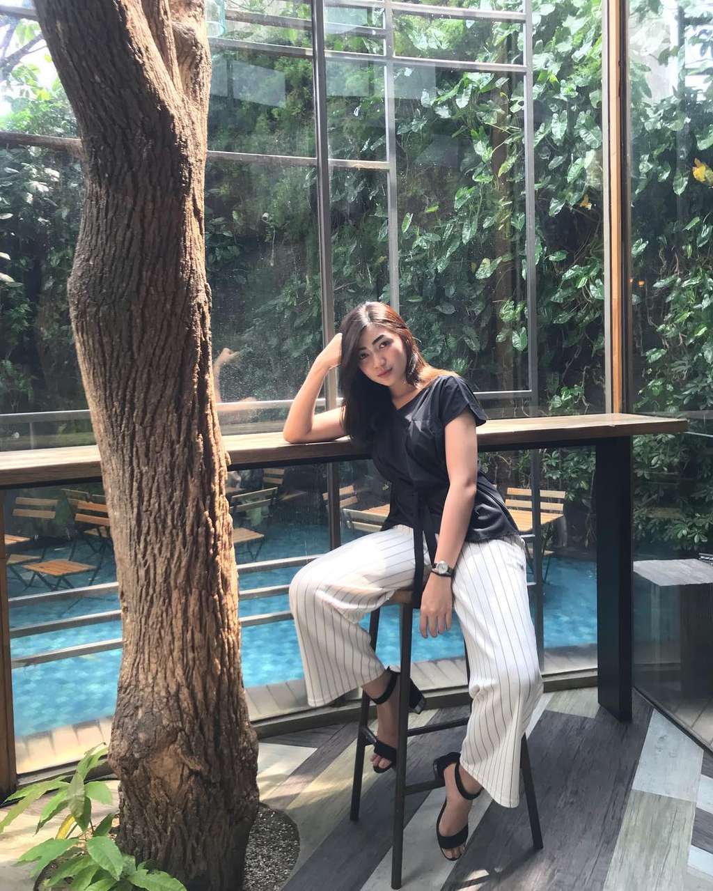 Pesona Cyndyana Lorens, Adik Kriss Hatta yang Baru Jadi Mualaf