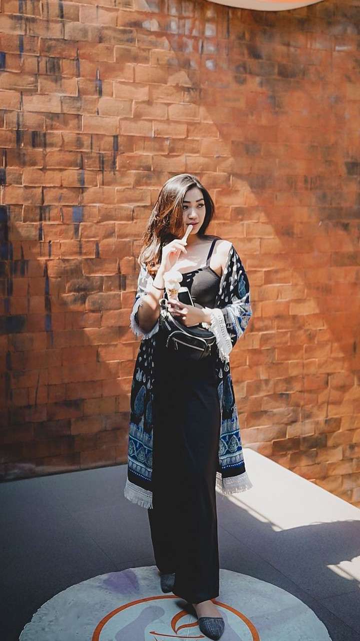 Pesona Cyndyana Lorens, Adik Kriss Hatta yang Baru Jadi Mualaf
