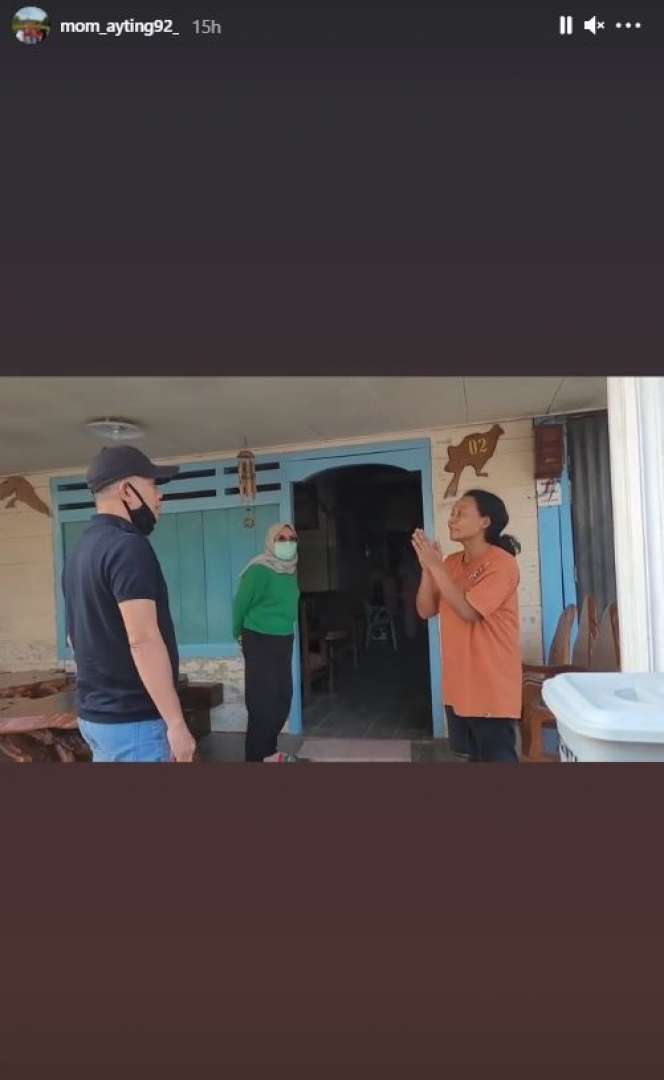 7 Potret Umi Kalsum Labrak Rumah Haters Ayu Ting Ting, Heboh!