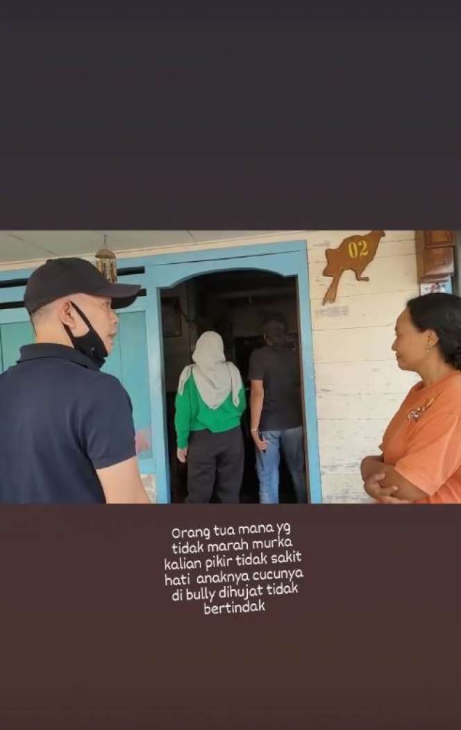 7 Potret Umi Kalsum Labrak Rumah Haters Ayu Ting Ting, Heboh!