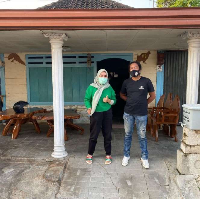 7 Potret Umi Kalsum Labrak Rumah Haters Ayu Ting Ting, Heboh!