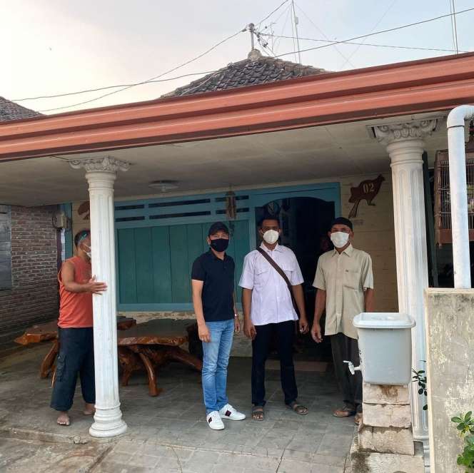 7 Potret Umi Kalsum Labrak Rumah Haters Ayu Ting Ting, Heboh!