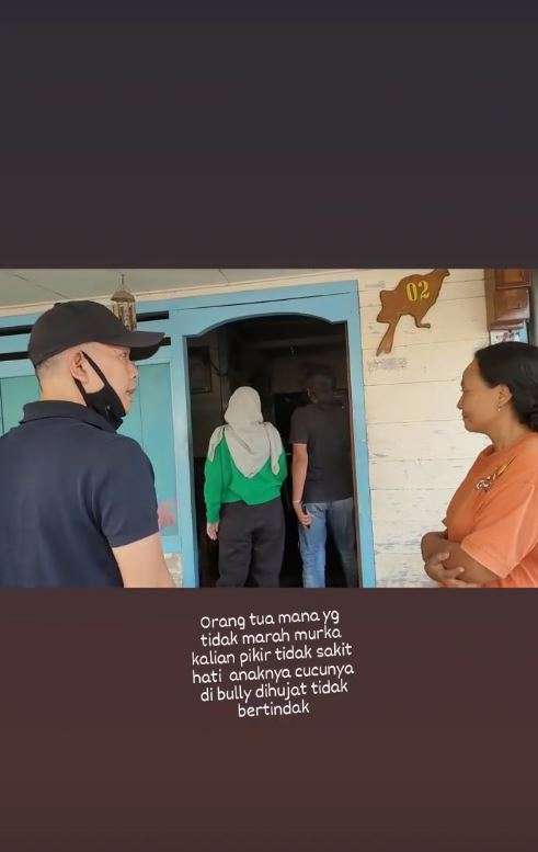 7 Potret Umi Kalsum Labrak Rumah Haters Ayu Ting Ting, Heboh!
