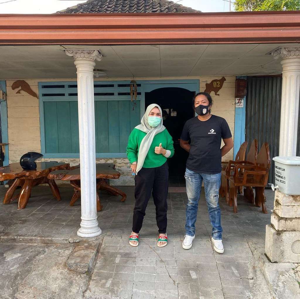7 Potret Umi Kalsum Labrak Rumah Haters Ayu Ting Ting, Heboh!