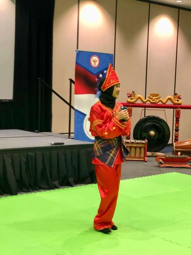 10 Potret Cantiknya Alya, Gadis Minang Jadi Guru Ngaji Amerika