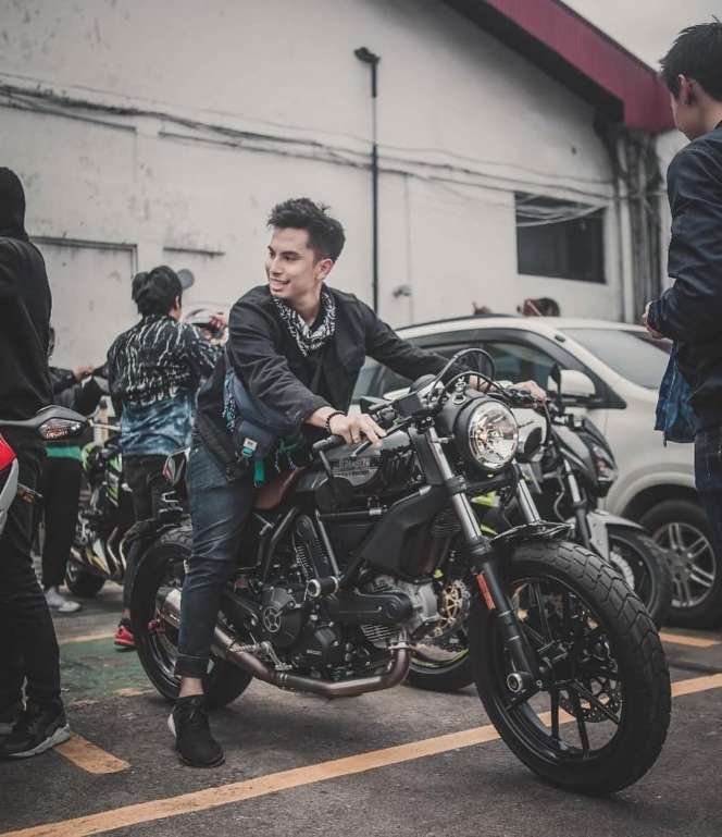 Banyak Cewek Kesengsem, Ini 10 Potret Gantengnya Niko Al Hakim