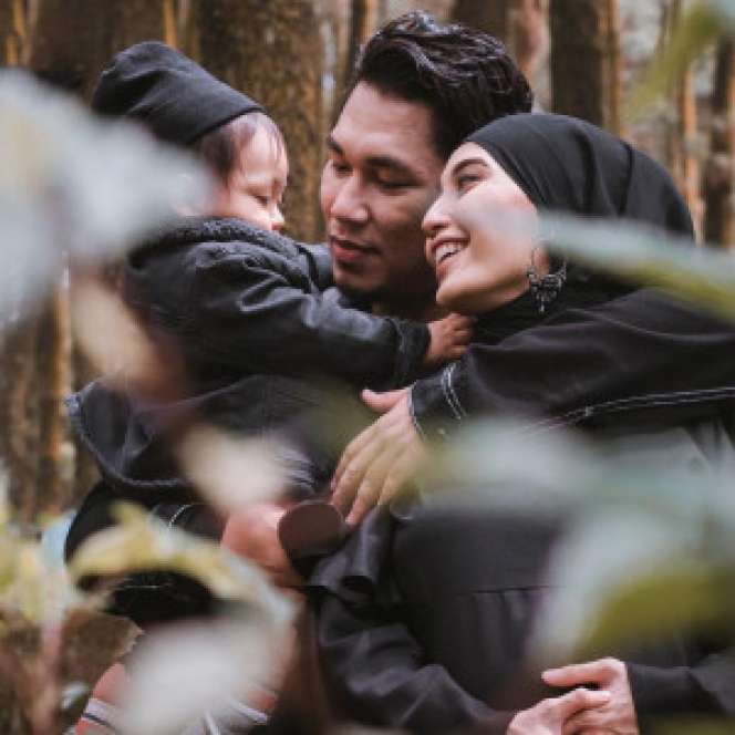 5 Pesona Monica Imas, Istri Rizal Armada yang Mualaf
