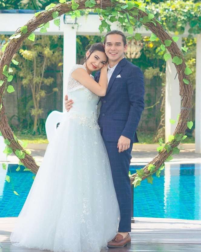 Akting Nikah, Seleb Ini Tampil Memesona dengan Baju Pengantin