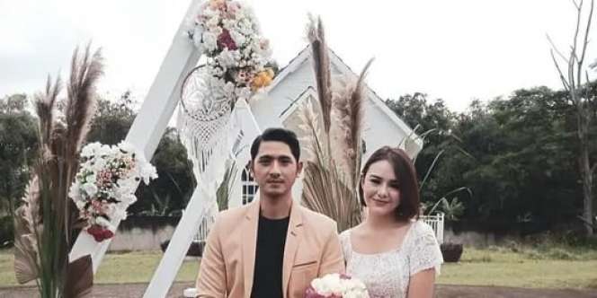 Akting Nikah, Seleb Ini Tampil Memesona dengan Baju Pengantin