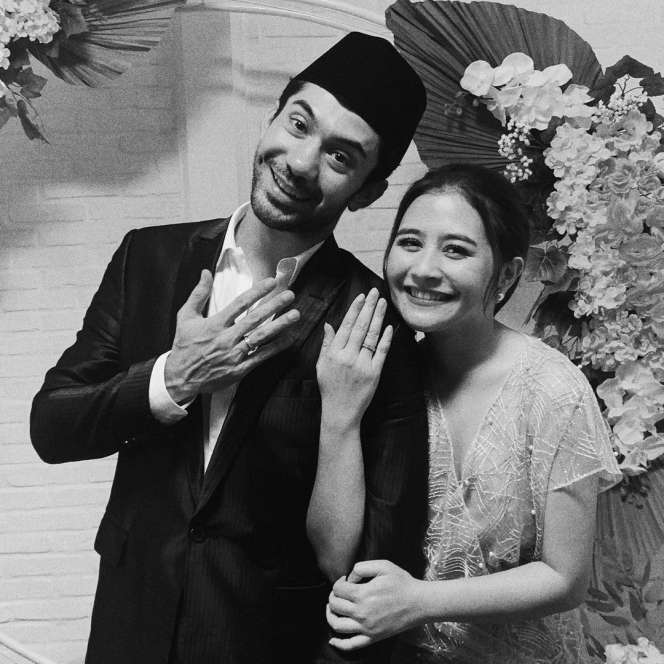 Akting Nikah, Seleb Ini Tampil Memesona dengan Baju Pengantin