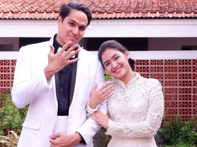 Akting Nikah, Seleb Ini Tampil Memesona dengan Baju Pengantin