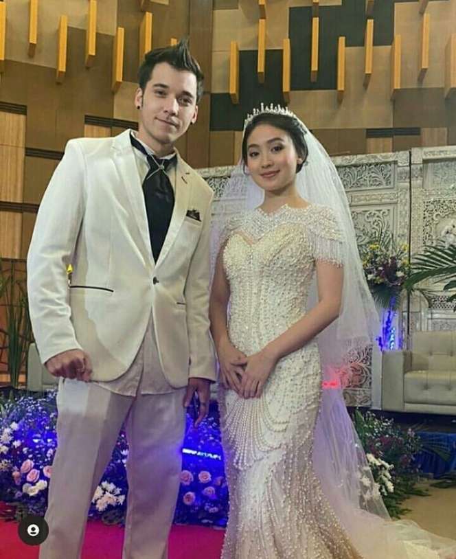 Akting Nikah, Seleb Ini Tampil Memesona dengan Baju Pengantin