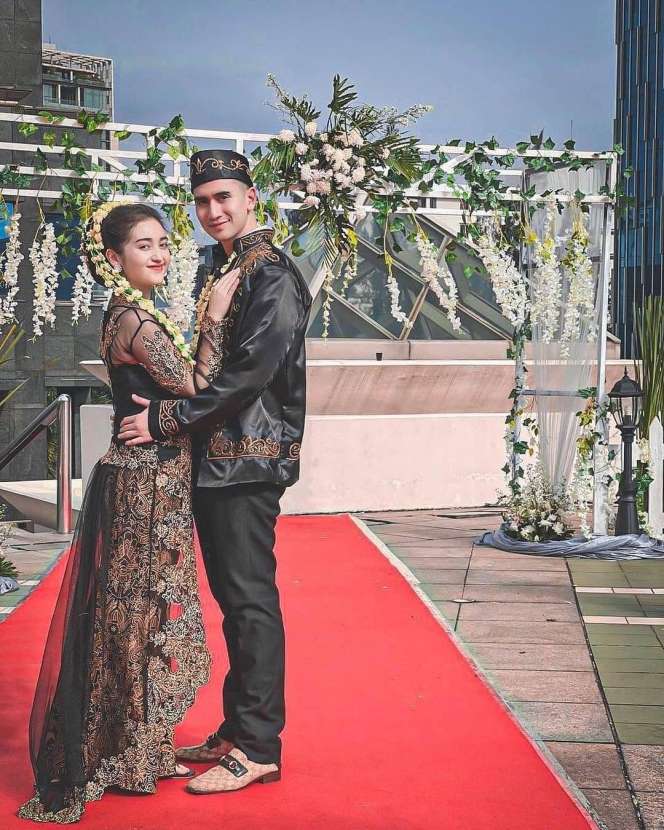 Akting Nikah, Seleb Ini Tampil Memesona dengan Baju Pengantin