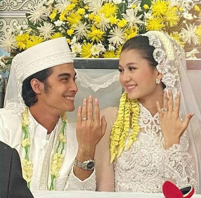 Akting Nikah, Seleb Ini Tampil Memesona dengan Baju Pengantin