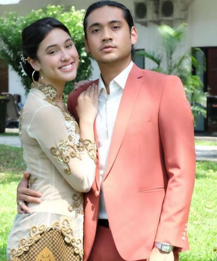 Akting Nikah, Seleb Ini Tampil Memesona dengan Baju Pengantin