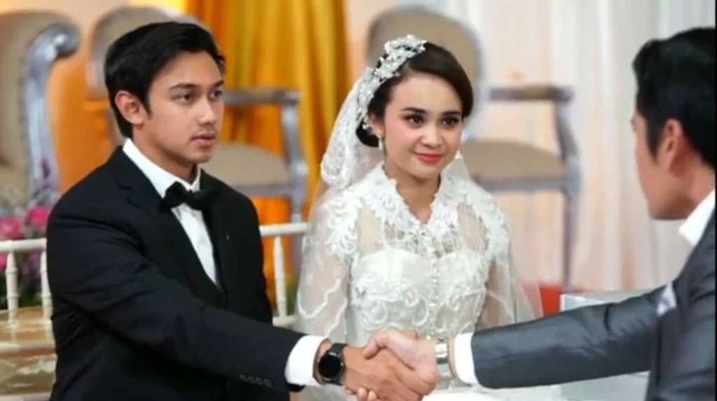 Akting Nikah, Seleb Ini Tampil Memesona dengan Baju Pengantin