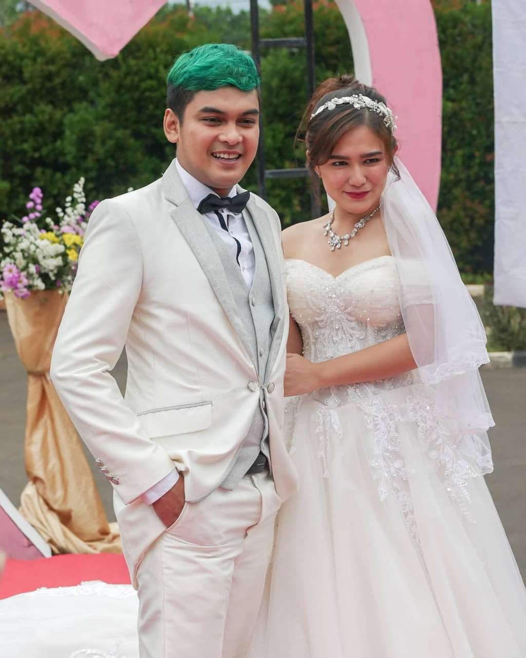 Akting Nikah, Seleb Ini Tampil Memesona dengan Baju Pengantin