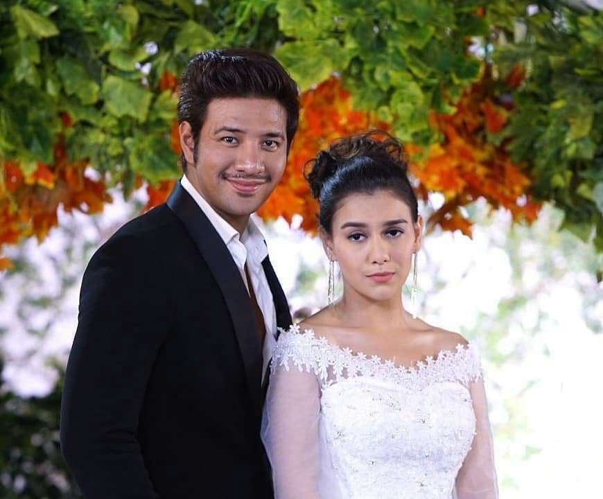 Akting Nikah, Seleb Ini Tampil Memesona dengan Baju Pengantin