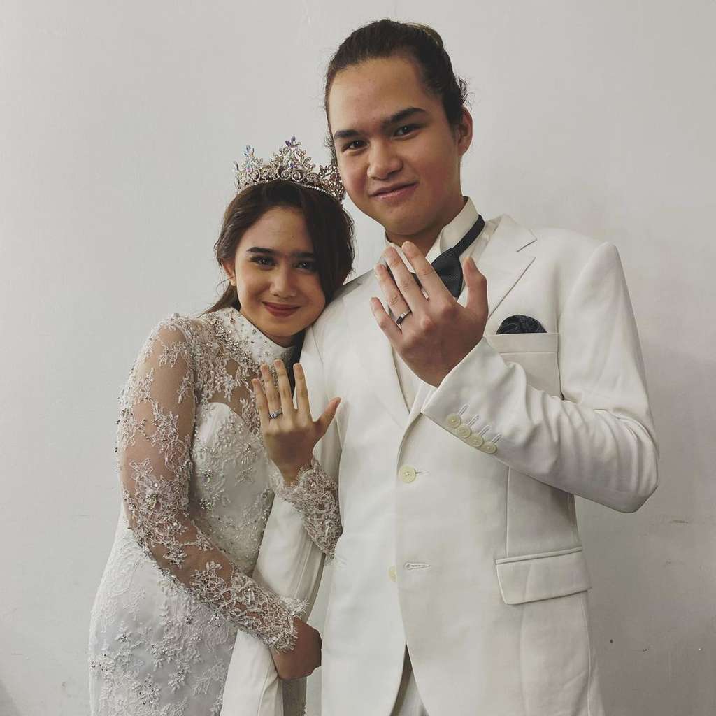 Akting Nikah, Seleb Ini Tampil Memesona dengan Baju Pengantin