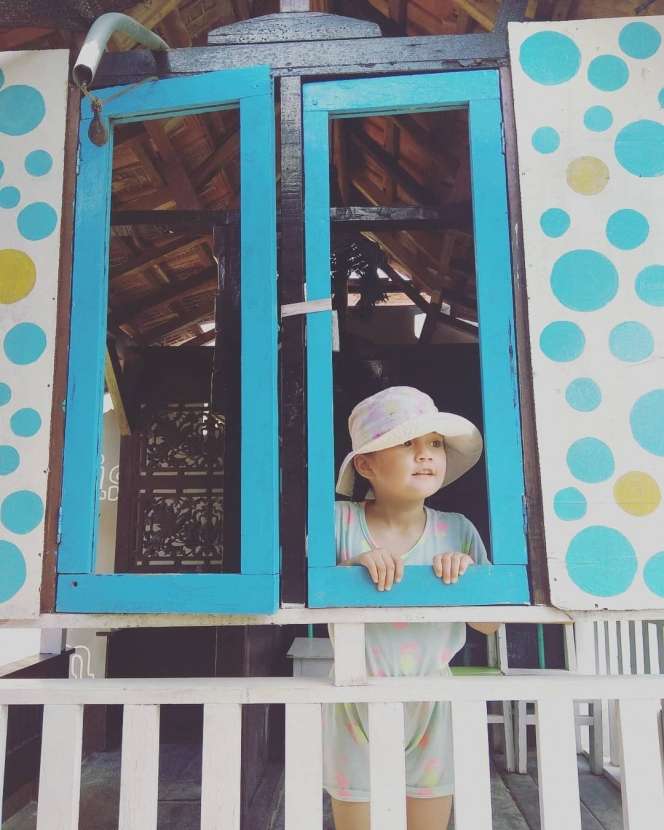 8 Foto Terbaru Bayu Kumbara & Istri Bule, Putrinya Cantik Abis