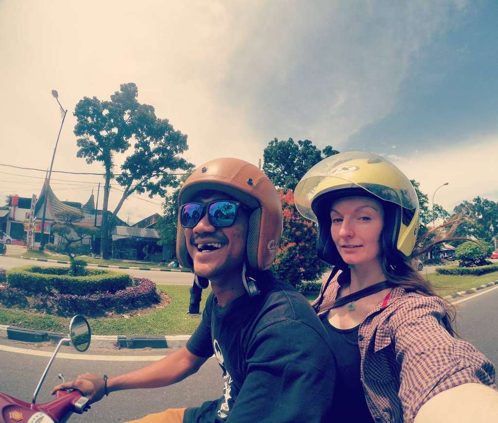 8 Foto Terbaru Bayu Kumbara & Istri Bule, Putrinya Cantik Abis