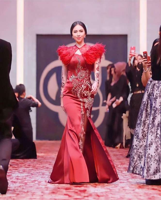 Dinikahi Kapolsek di Usia 19, Cantiknya Heni Tania Bak Barbie