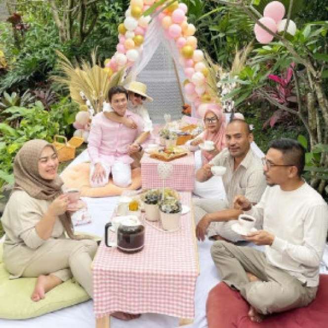 Gaya Syahrini Cetar Membahana Rayakan Utlah di Halaman Rumah