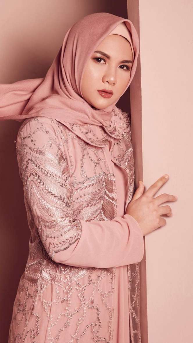 Potret Evelyn Nada Anjani dalam Balutan Hijab, Manglingi