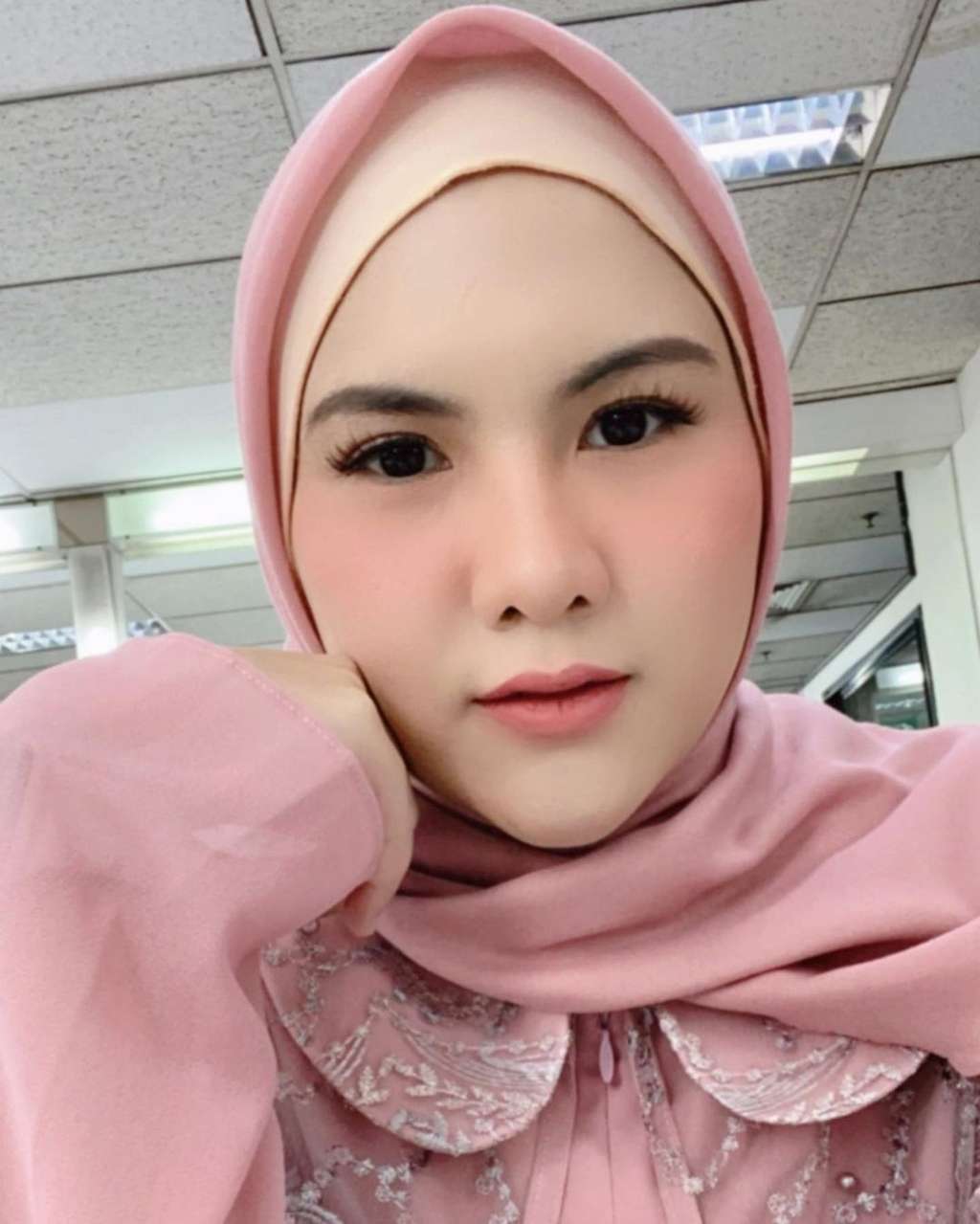 Potret Evelyn Nada Anjani dalam Balutan Hijab, Manglingi