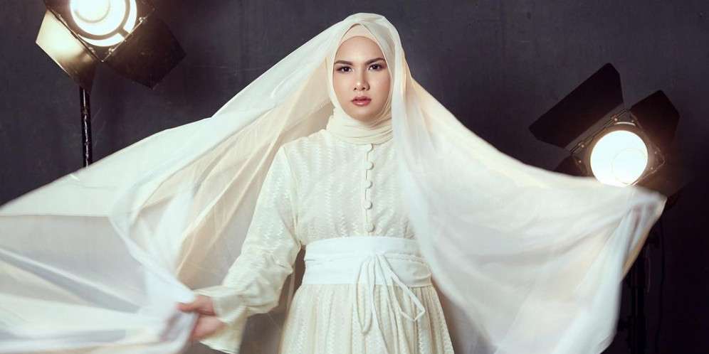 Potret Evelyn Nada Anjani dalam Balutan Hijab, Manglingi