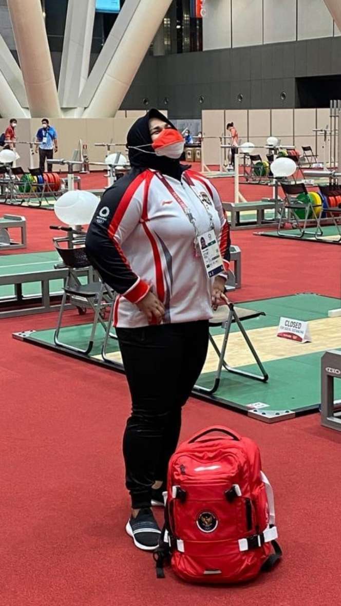 Pesona Nurul Akmal, Atlet Angkat Besi Saat Berhijab
