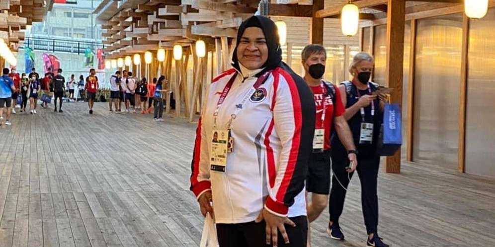 Pesona Nurul Akmal, Atlet Angkat Besi Saat Berhijab