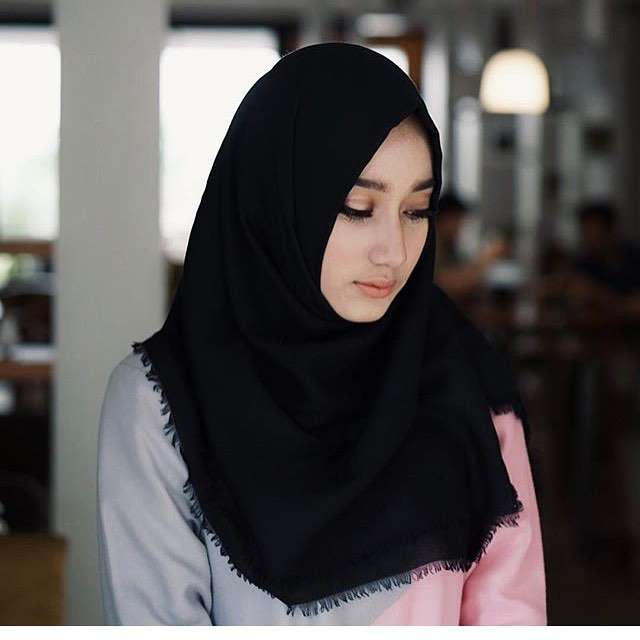 Potret 7 Anak Artis Istiqomah Kenakan Hijab, Adem Banget