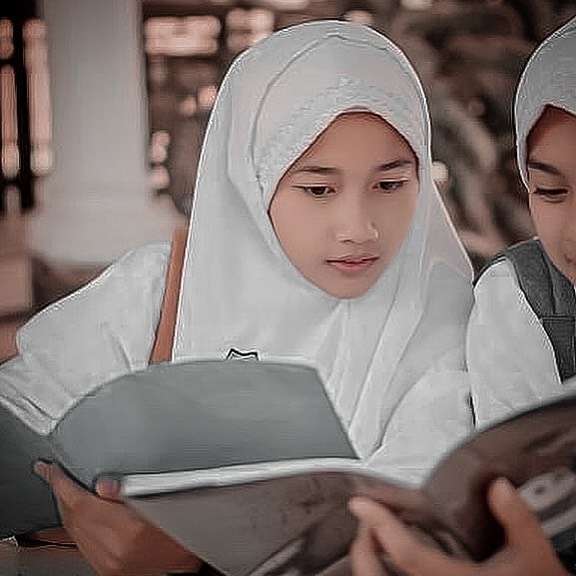 Potret 7 Anak Artis Istiqomah Kenakan Hijab, Adem Banget