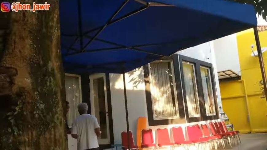 Jarang Terekspos, Intip 9 Potret Rumah Komeng yang Super Megah