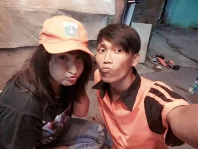 Kabar Terbaru Bule Cantik yang Nikahi Tukang Sapu, Sedih!