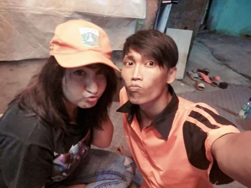 Kabar Terbaru Bule Cantik yang Nikahi Tukang Sapu, Sedih!