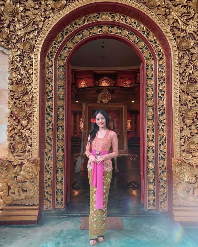 Pesona 10 Aktris Kenakan Busana Tradisional, Anggun Banget