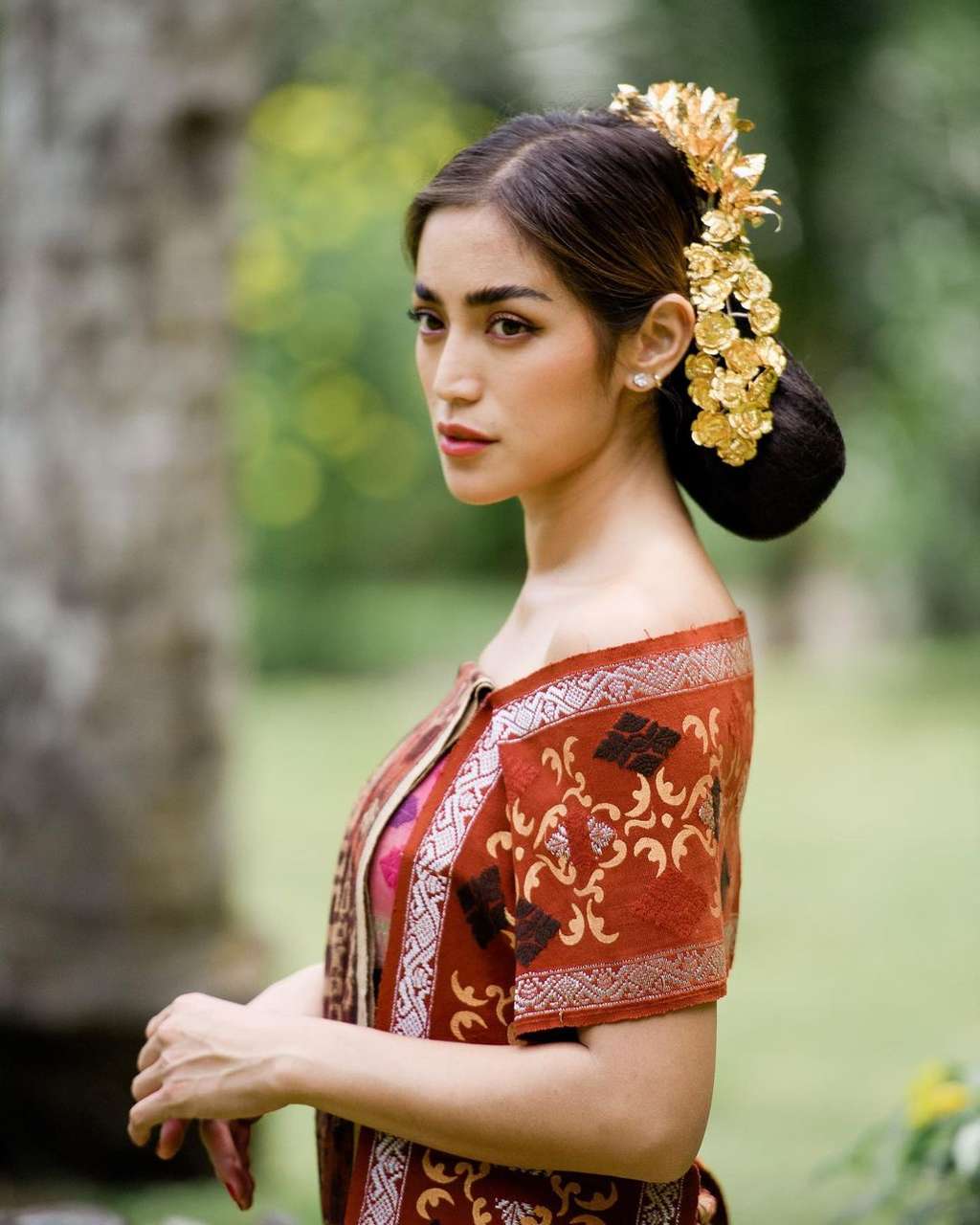 Pesona 10 Aktris Kenakan Busana Tradisional, Anggun Banget