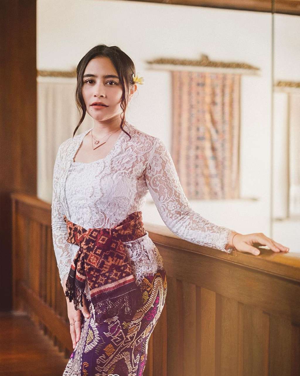 Pesona 10 Aktris Kenakan Busana Tradisional, Anggun Banget