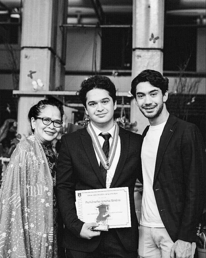 12 Potret Adik Reza Rahadian yang Tampan dan Berparas Bule