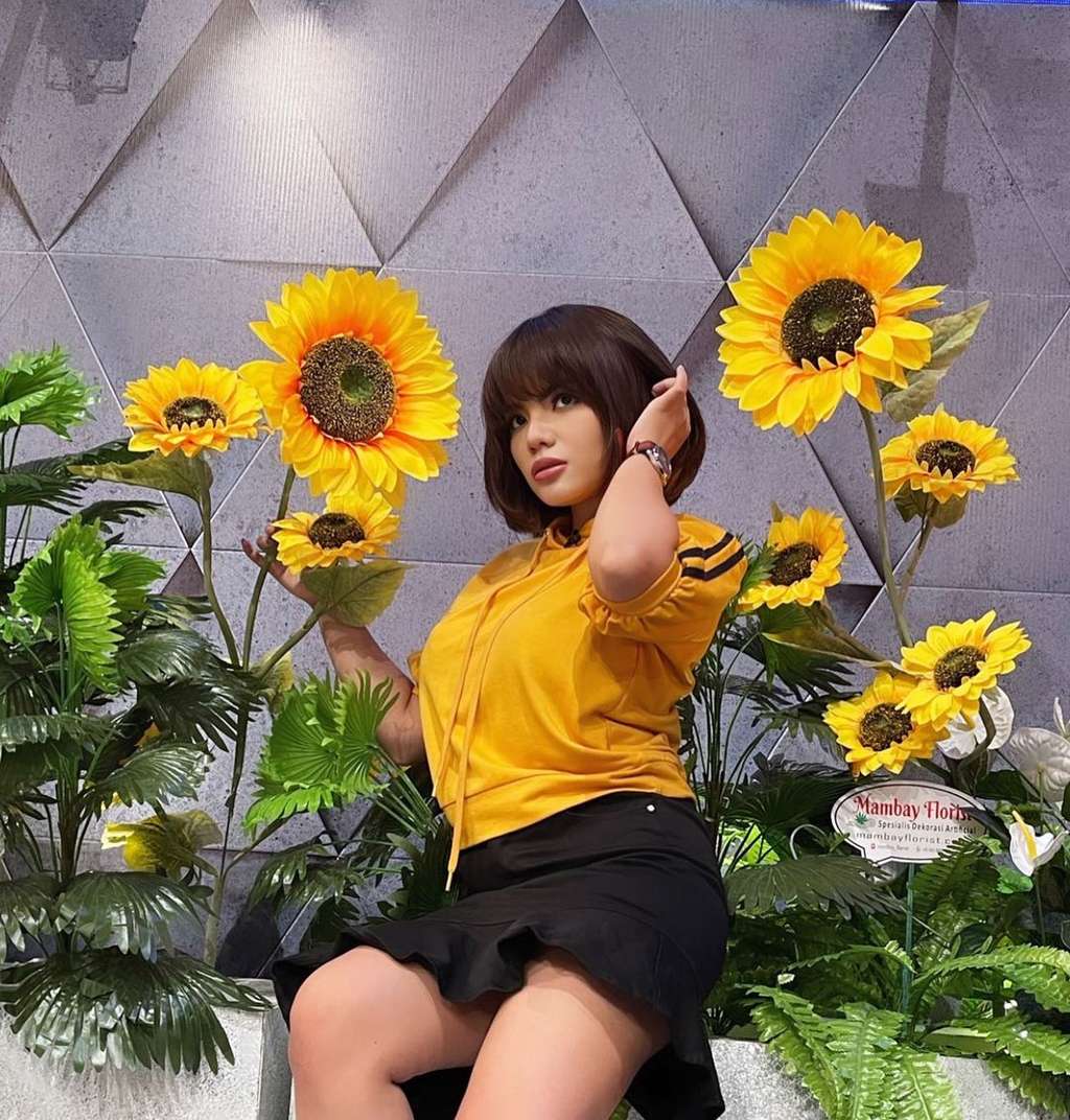 Jadi Tersangka, 8 Foto Berani Dinar Candy Ini Bikin Geger