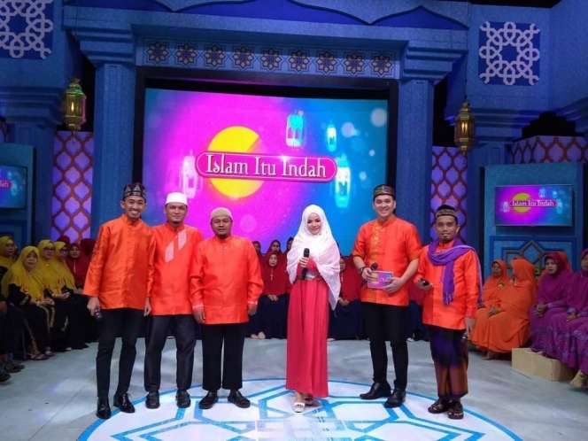 Tak Disangka, Begini 10 Potret Cantiknya Dinar Candy Berhijab