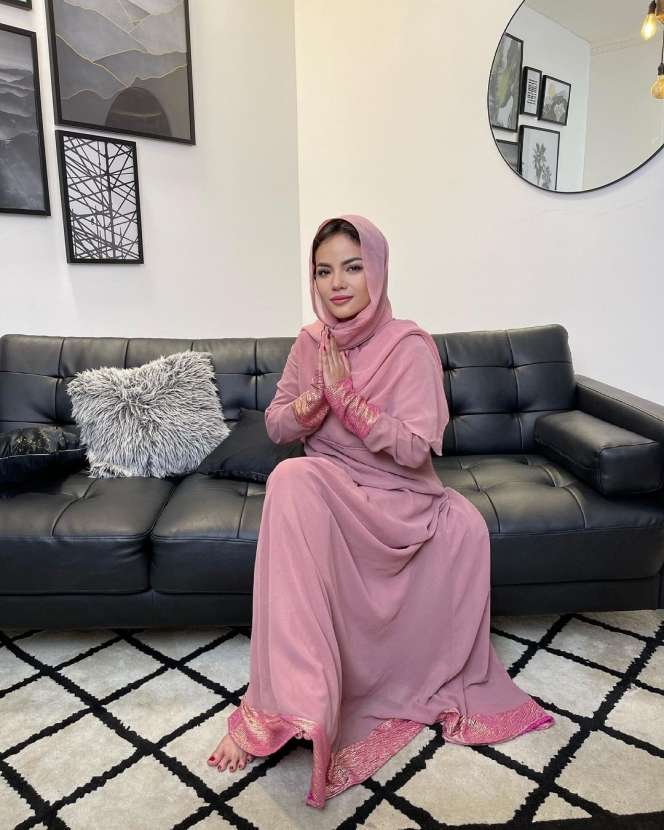 Tak Disangka, Begini 10 Potret Cantiknya Dinar Candy Berhijab